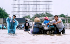 Người Hà Nội chật vật xoay xở với ngập, có nơi phải dùng thang trèo vào nhà