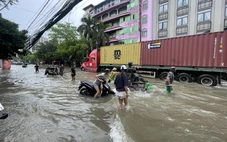 Tấp nập 'cứu' xe máy qua điểm ngập, giá... 200 nghìn cho quãng đường hơn trăm mét