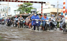Triều cường dâng cao, người dân TP.HCM lại lội nước giờ tan tầm