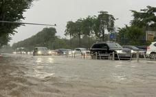 Mưa xuyên đêm, nhiều tuyến phố Hà Nội thành sông