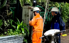 Hà Nội: Nhiều người tê chân tay khi đi qua đoạn ngập nước, nghi rò điện dưới lòng đường