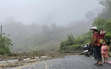 Mưa lớn kéo đất đá tràn xuống lòng đường quốc lộ, đường lên vùng cao Thanh Hóa bị ách tắc