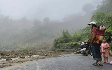 Mưa lớn kéo đất đá tràn xuống lòng đường quốc lộ, đường lên vùng cao Thanh Hóa bị ách tắc