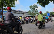 Chỉ 1 phút, có 41 xe máy leo vỉa hè trên đường Phạm Văn Đồng