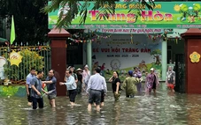 Giám đốc Sở GD-ĐT Hà Nội xắn quần, lội nước kiểm tra trường học ứng phó với ngập lụt