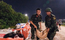 Già trẻ gái trai ở Bắc Ninh tình nguyện cùng bộ đội, công an đắp đê ngăn nước lũ sông Cầu