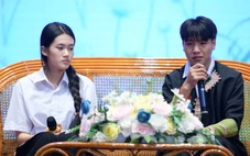 Làm đủ nghề nuôi mẹ chạy thận, nam sinh Tây Bắc được tiếp sức 50 triệu đồng và… 1 con bò giống