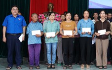 Giúp người dân lợp nhà sau bão bằng những suất quà nghĩa tình của tuổi trẻ TP.HCM