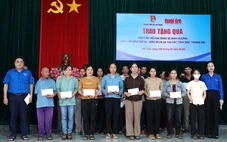 Giúp người dân lợp nhà sau bão bằng những suất quà nghĩa tình của tuổi trẻ TP.HCM