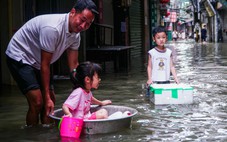 Hà Nội ngớt mưa, nhiều trường cho học sinh đi học lại, một số trường vẫn học online