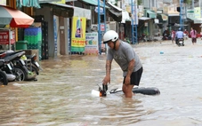 Cận cảnh 'rốn ngập' Cần Thơ khi triều cường đạt đỉnh, nước ngập tới bụng
