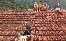 Ngập lụt lịch sử, người dân trèo lên mái nhà, tháo chạy lên núi chờ cứu