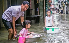 Hà Nội ngớt mưa, nhiều trường cho học sinh đi học lại, một số trường vẫn học online