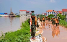 Theo chân bộ đội đi hộ đê cứu dân
