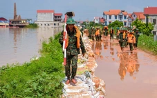 Theo chân bộ đội đi hộ đê cứu dân