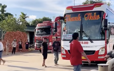 Bị vượt ẩu, tài xế xe đầu kéo cầm búa lao vào ẩu đả tài xế xe khách ở trạm thu phí