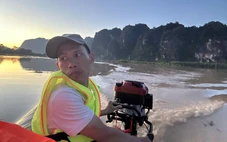 Sau cuộc họp online với em gái từ Mỹ, đôi vợ chồng trẻ mua xuồng phi về vùng lũ cứu người trong đêm