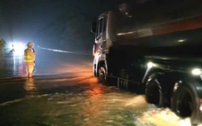 Nước lũ tràn lên cao tốc Hà Nội - Thái Nguyên, có đoạn ngập 30cm, cảnh sát phân luồng xuyên đêm