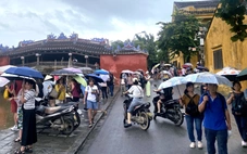 Hôm qua còn ngập bùn, hôm nay phố cổ Hội An đã sáng đèn đón du khách