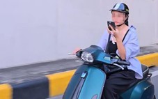 Vừa lái xe máy vừa lướt video điện thoại, nhiều tài xế bị phạt