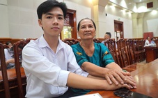 Bà nội nắm tay không rời đứa cháu bị cha mẹ bỏ rơi đậu ĐH Kinh tế TP.HCM đi nhận học bổng
