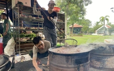 Bộ đội dầm mình giúp dân dọn bùn sau lũ, không phiền dù chỉ một chai nước, hộp cơm