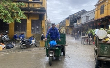 Hôm qua còn ngập bùn, hôm nay phố cổ Hội An đã sáng đèn đón du khách