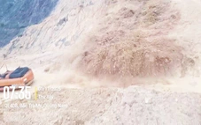 Xe múc đang xúc dọn đất thì ngọn đồi sạt lở đổ ầm xuống