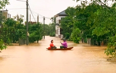Mưa lớn và lũ đổ về khiến làng mạc bị cô lập, đường sá chìm trong biển nước