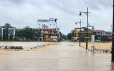 Lũ trên sông Hương dâng lên trở lại, người Huế lại thấp thỏm lo lụt mới