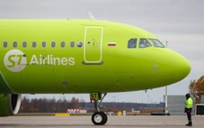 Hãng bay lớn đầu tiên của Nga cho phép tiếp viên mang giày thể thao