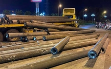 Xe bị tuột dây chằng, cả chục cọc bê tông rơi ngổn ngang giữa phố Quảng Ngãi