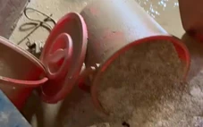 Rưng rưng trước cảnh phòng trọ tan hoang, sách vở sinh viên ngập trong lũ