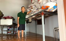 Bão làm tốc mái, nước lũ tràn vào nhà, người dân oằn mình trước thiên tai