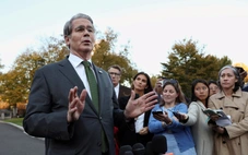 Ông Trump tuyên bố chia 'cổ tức' 2.000 USD cho người dân, Bộ trưởng Tài chính phải đính chính