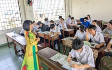 Cửa phòng học, mái ngói bị gió bão thổi bay, học sinh vẫn trở lại trường