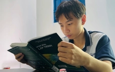 Con trai người mẹ chạy xe ôm đoạt 'cả kho' giải thưởng tin học, trúng tuyển ĐH Khoa học tự nhiên