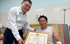 Khen 2 ngư dân, chủ tịch Lý Sơn nói sống sót sau hơn 48 giờ trôi trên biển là kỳ tích