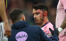 Hậu vệ Ngoại hạng Anh va chạm kinh hoàng với đồng đội