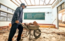 Trường lớp vùng tâm bão Kalmaegi khẩn trương dọn dẹp, nhiều thiết bị hư hỏng