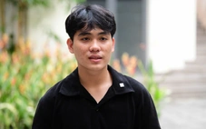 Nam sinh viên sống với bà nội rơi nước mắt khi nghe tên mình nhận học bổng Tiếp sức đến trường
