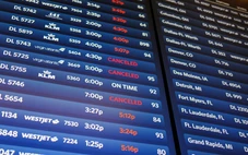 Ông Trump dọa cắt lương, hứa thưởng 10.000 USD cho nhân viên kiểm soát không lưu đi làm