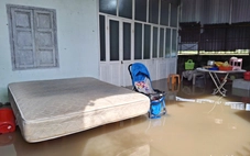 Ngập lụt tại Bình Thuận cũ: ‘Mới dọn dẹp đêm trước, sáng nay nước lại về ngập ngụa nhà cửa’