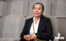 Đi cùng con mới tới cửa hội trường nhận học bổng Tuổi Trẻ, người mẹ bị ung thư xương mắt nhòa lệ