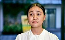 Nữ SV ĐH Bách khoa TP.HCM ra mộ báo mẹ biết có học bổng: Hái ớt mấy chục ngàn, 15 triệu lớn quá!