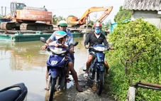 Dỡ cầu thi công đường trăm tỉ, dân phải đi đò qua sông