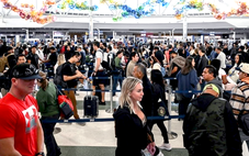 'Cú quay xe' của nhiều nghị sĩ Dân chủ