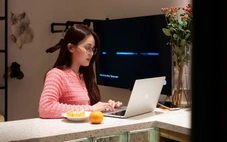 Làm sếp bị kẹp giữa cấp trên và nhân viên, cấp dưới bị kẹp giữa sếp và khách hàng, ai áp lực hơn ai?