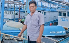 Tàu cá gãy láp, trôi trên biển, thuyền trưởng vẫn cố cứu 2 ngư dân bị sóng dữ cuốn