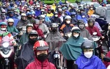 Hàng ngàn người dân ở TP.HCM đội mưa, nhích từng chút đi học, đi làm